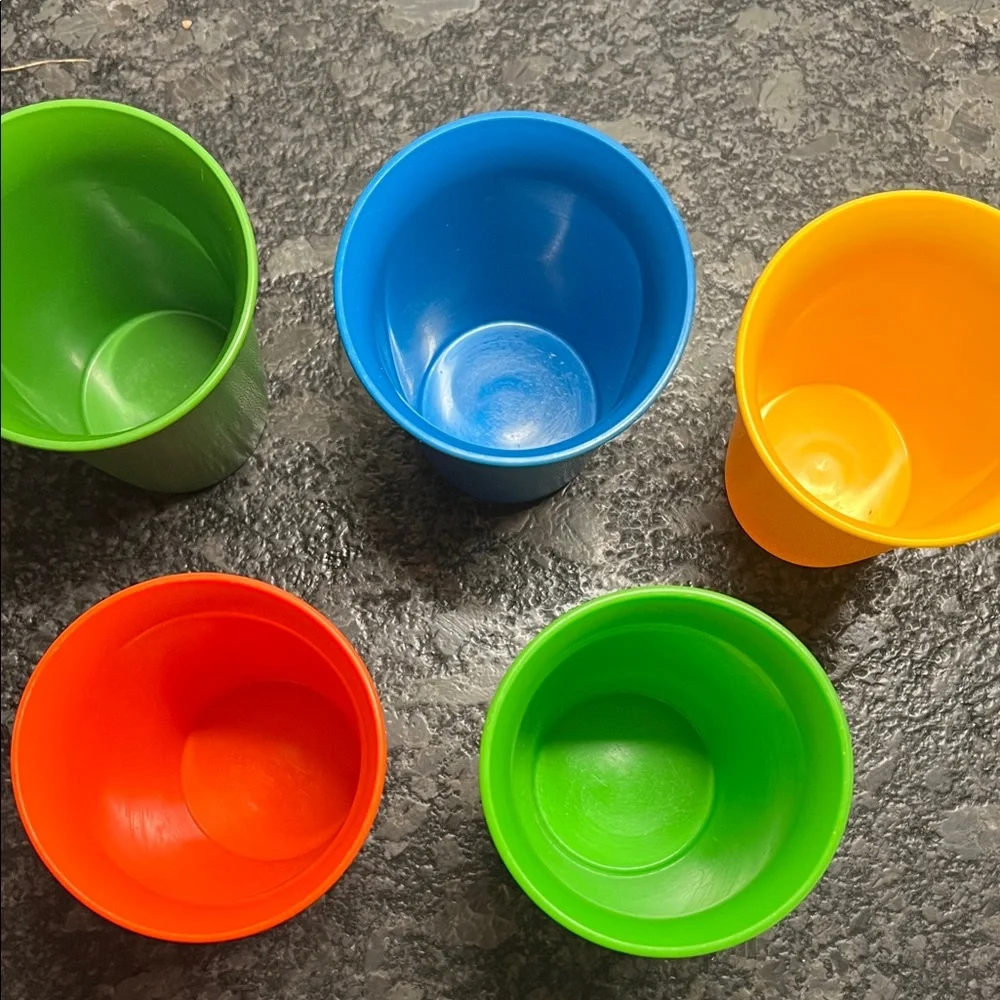 Vintage Tupperware Bell Tumblers Set of 5. - Red, Blue, Green, Yellow. Like new